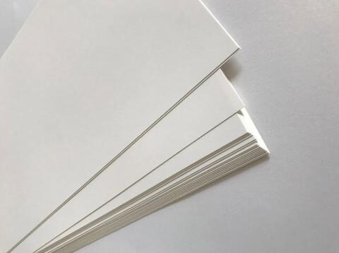 Differentia alba cardboard et alba facie Kraft charta